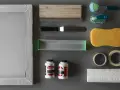 Marco de serigrafía, rasquetas, esponja, cintas, papel, cepillos y tubos de pintura acrílica, todo listo para empezar con los materiales serigrafia.
