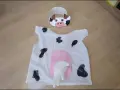 Originales disfraces con bolsas de basura: un traje de vaca blanco con manchas negras y una ubre rosa, junto con una diadema de vaca.