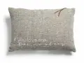 Cojines con frases: uno gris con "if you love me let me sleep" bordado en blanco y un detalle de cuero.