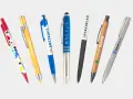 Bolígrafos de varios colores y diseños, ideales para aprender como personalizar bolígrafos con logos.