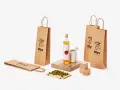 Bolsas vino personalizadas de papel kraft con logo de olivas. Botella de aceite de oliva y aceitunas verdes.