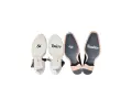 Pegatinas en zapatos de boda: "Sí, quiero" en tacones y "Yo también" en zapatos de hombre.