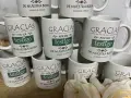 Tazas de boda personalizadas con "Gracias por ser testigo" para Marian y Carlos.