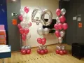 ¡Feliz cumpleaños! Globos plateados y rosas forman un número 40 gigante, celebrando un hito especial.
