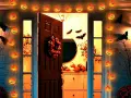 Guirnalda de calabazas iluminadas y murciélagos de cartón crean una espeluznante decoración de terror casera frente a una puerta.