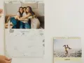 Un calendario personalizado con fotos de amigos y familia. El mes de septiembre muestra a tres amigas abrazándose, y agosto a una madre jugando con su hijo en la playa.