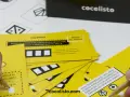 Manos resolviendo juegos para comida de empresa con tarjetas amarillas y lápices. ¡Diversión garantizada!