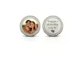 Monedas personalizadas con foto de pareja y mensaje romántico. Un recuerdo único.