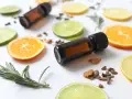 Ingredientes para hacer un ambientador mikado: aceites esenciales, rodajas de cítricos, romero y especias.