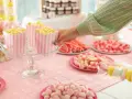 Mesa llena de chuches y palomitas, ¡ideas originales con chuches para una fiesta dulce!