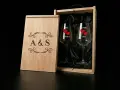 Caja de madera con dos copas de vino personalizadas con nombres y corazones. Ideal para personalizar copas de vino.