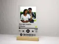 Placa Spotify personalizada con foto de pareja y controles de reproducción. Un recuerdo musical único.