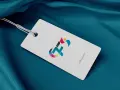 Etiquetas hecho a mano con logo colorido y web.