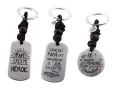 Llaveros personalizados originales: "Papi, eres mi héroe", "Gracias papá por ahuyentar a los monstruos" y "El mejor padre del universo".