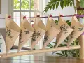 Cucuruchos de papel con diseño de bambú, colgados con pinzas de mariquita. Ideas para hacer cucuruchos de papel.