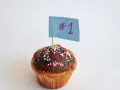 Magdalena con glaseado de chocolate y chispas de colores, lista para decorar. ¡El número 1!