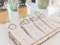 Detalle de invitaciones de boda caseras con diseño floral y versículos bíblicos, listas para entregar.