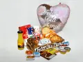 Una bandeja personalizada para mamá con café, jugo, pan, croissants y mermelada.