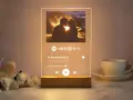 Un cuadro Spotify personalizado con una pareja besándose junto a una fogata. La canción "Te Acuerdas Que" de Prometimos buscarnos.