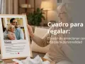 Un cuadro con nombre y significado, mostrando una foto de una madre e hijo riendo, con la definición de "Mamá" y un mensaje personal.