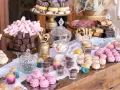 Mesa dulce para una boda: brownies, malvaviscos rosas, donuts, pastelitos y más. Un candy bar casero perfecto.