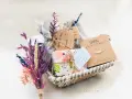 Pack regalo aniversario con jabón artesanal, bomba de baño y pulsera de plata. ¡Perfecto para celebrar!