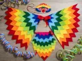 Un colorido disfraz de pájaro casero con alas de fieltro, máscara y adornos de serpentinas, listo para una fiesta.