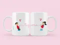 Taza amor con un niño y una niña unidos por un hilo rojo, con corazones.