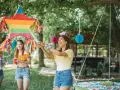 Mujeres celebrando con piñatas para adultos. ¡Qué divertido! Podrían poner dulces, pequeños regalos o hasta botellas de licor.