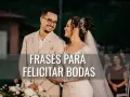 Novios sonrientes, ella con velo y él con traje, listos para recibir felicitaciones de boda.