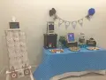 Mesa de dulces con temática de ositos, incluyendo un candy bar casero con magdalenas, galletas y palomitas.