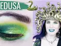 Maquillaje verde y dorado para un disfraz de medusa casero, con serpientes en la cabeza y pendientes.