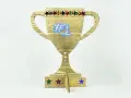 Trofeo de cartón dorado, ideal para hacer trofeos personalizados. Luce un "#1" azul y estrellas de colores.