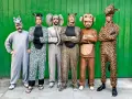 Seis hombres posan con disfraces grupales caseros de animales: hipopótamo, cebra, elefante, leopardo, mono y jirafa.