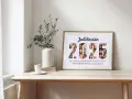 Marco de madera con collage de fotos de personas dentro de los números "2025" y texto de jubilación.