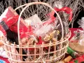Canasta llena de dulces, galletas, una botella de vino y adornos navideños. ¡Perfecta para ideas para rifar!