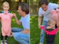 Padre e hija crean un divertido disfraz de juguete casero con un maniquí rosa y cinta adhesiva brillante.