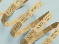 Boleto de rifa, ideal para saber como realizar un sorteo. Cada boleto tiene un número y la indicación "KEEP THIS TICKET".