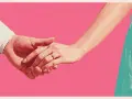 Manos entrelazadas, un anillo de compromiso brilla, anunciando una pedida de mano original y un futuro juntos.