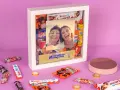Caja blanca llena de chocolates variados y una foto familiar. Un regalo perfecto de chocolates personalizados para cumpleaños.