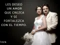 Novios sonriendo, con texto: "Les deseo un amor que crezca y se fortalezca con el tiempo." Frases para felicitar matrimonio.