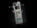 Niño con un divertido disfraz robot casero, con ojos saltones y panel de control. ¡Listo para la aventura!