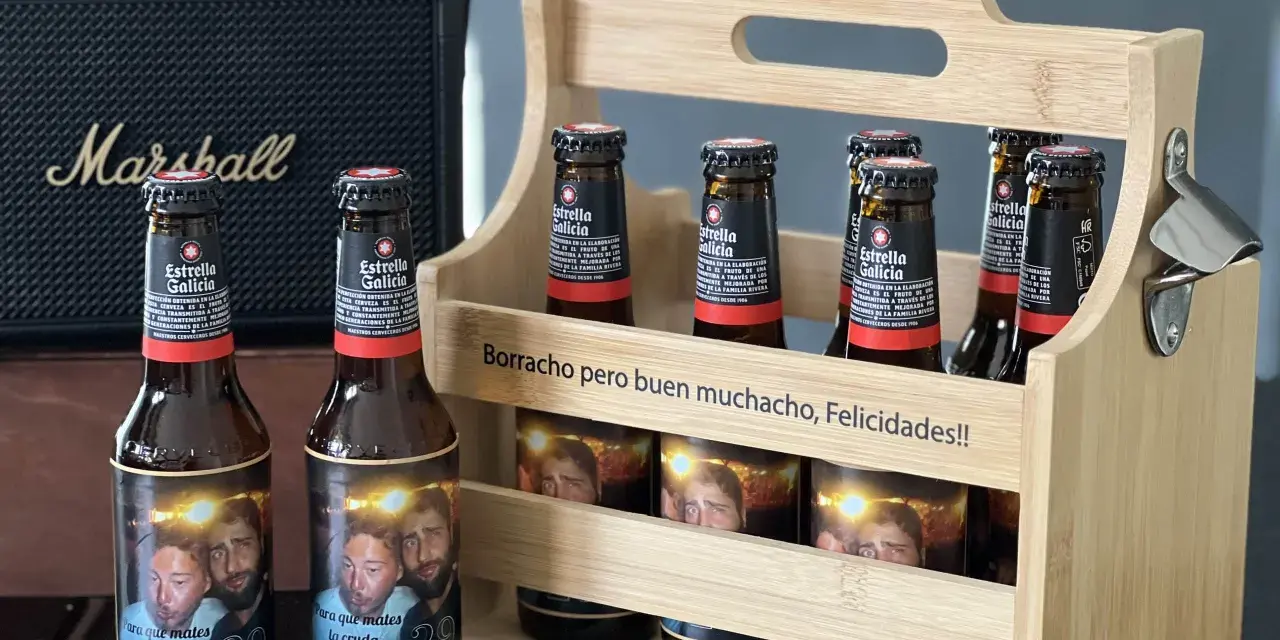 Cervezas personalizadas regalo: seis botellas de Estrella Galicia en un cesto de madera, con fotos y mensajes divertidos.
