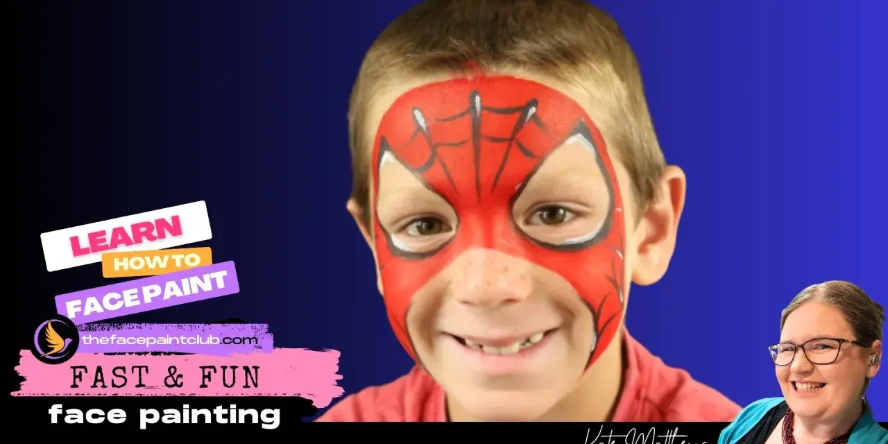 Un niño sonriente con un increíble spiderman dibujo cara. Aprende a pintar caras rápido y divertido.