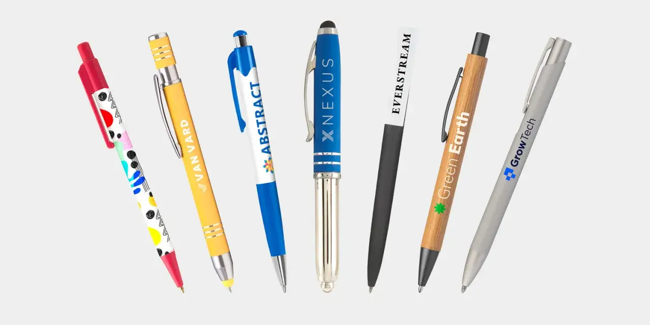 Bolígrafos de varios colores y diseños, ideales para aprender como personalizar bolígrafos con logos.
