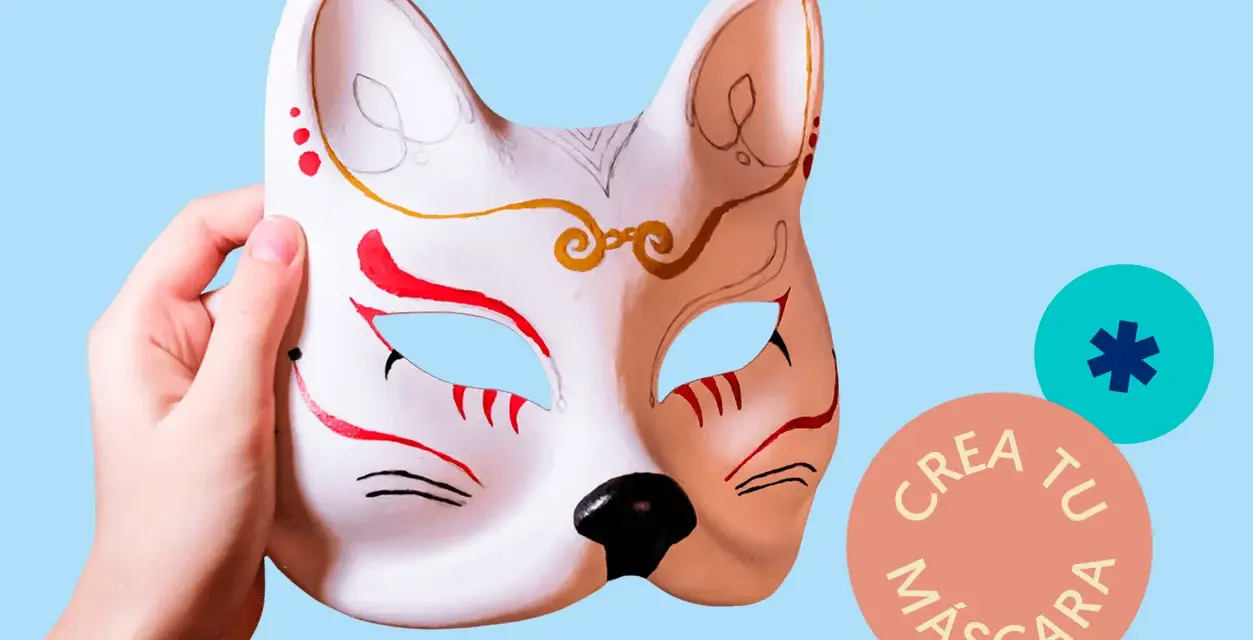Mano sostiene un antifaz personalizado de zorro, con detalles rojos y dorados. Círculos con texto "Crea tu máscara" y un asterisco.