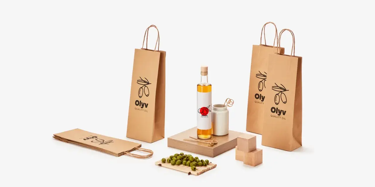 Bolsas vino personalizadas de papel kraft con logo de olivas. Botella de aceite de oliva y aceitunas verdes.