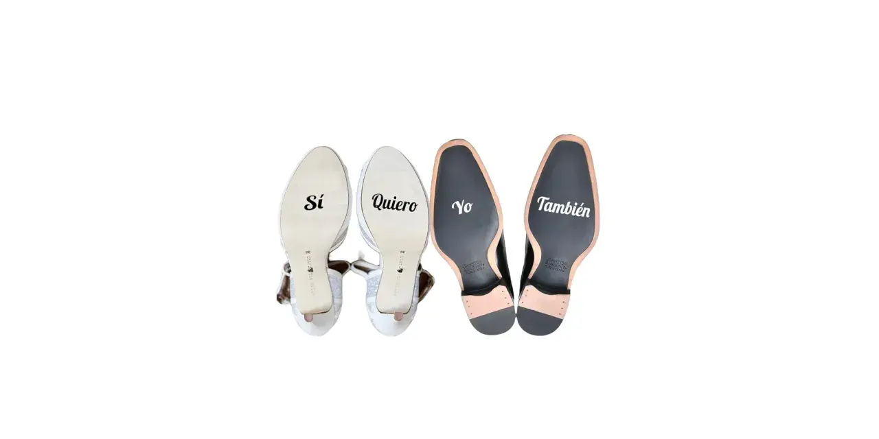 Pegatinas en zapatos de boda: "Sí, quiero" en tacones y "Yo también" en zapatos de hombre.