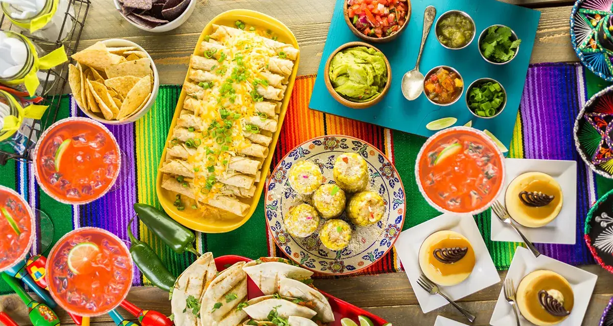 Ideas para una fiesta mexicana: taquitos, guacamole, salsa, elotes, quesadillas y postres. ¡Todo listo para celebrar!