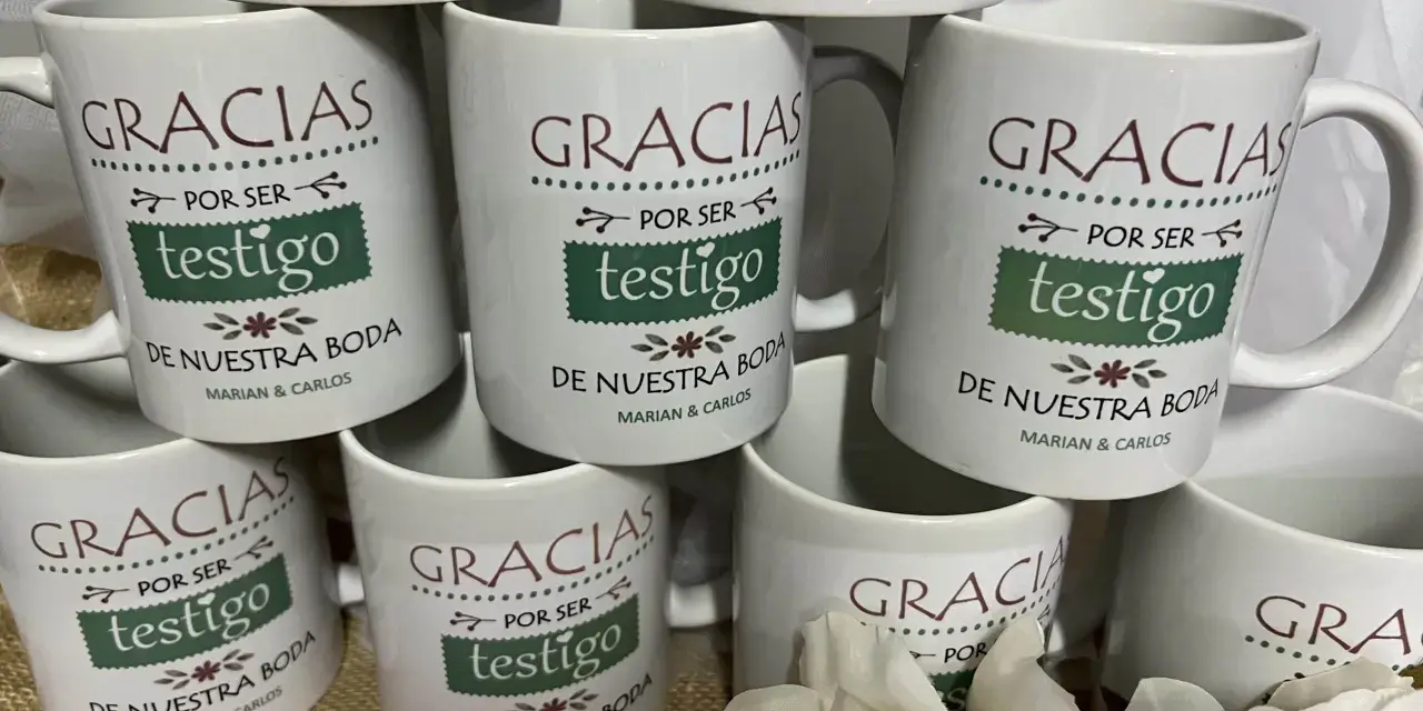 Tazas de boda personalizadas con "Gracias por ser testigo" para Marian y Carlos.